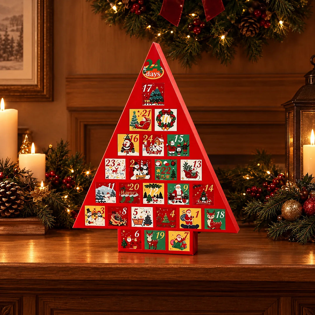 Rød trekantet adventskalender med 24 nummererede låger og julemotiver, stillet på en træhylde mellem lys, grangrene og en lanterne. 1