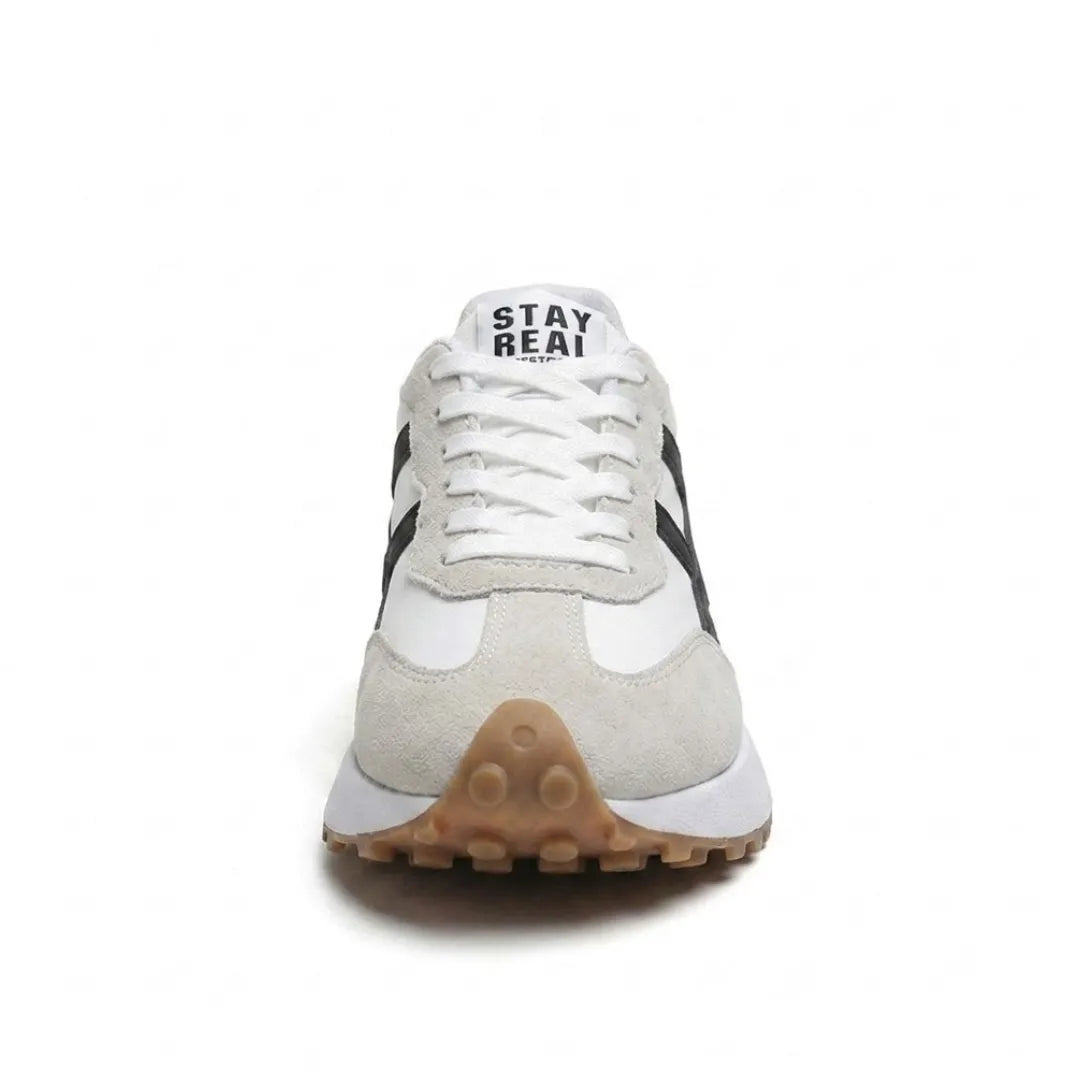 Sneaker set direkte forfra med snørebånd, lysegrå tå og brun gummisål med nopper 24