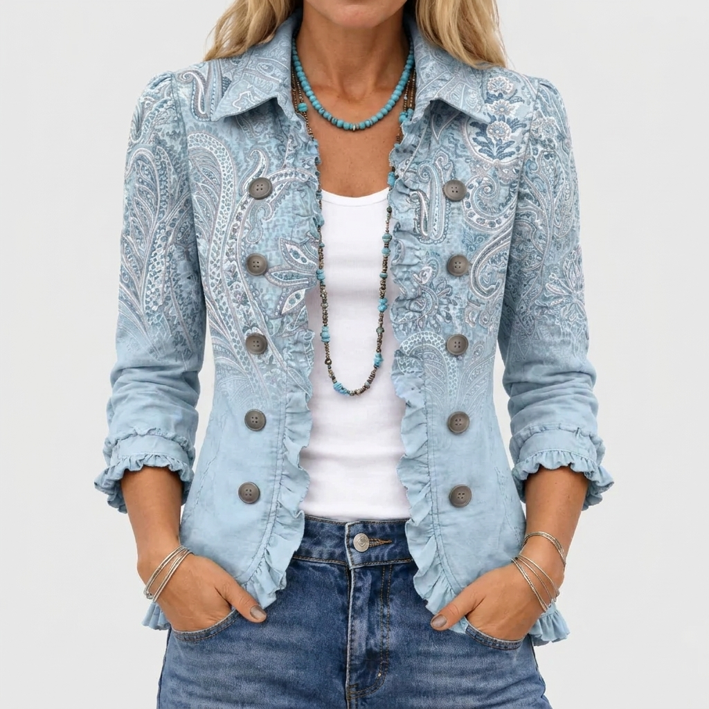 Tætbeskåret billede af lyseblå paisleyjakke med knapper og flæsekant, båret over hvid top og jeans 1