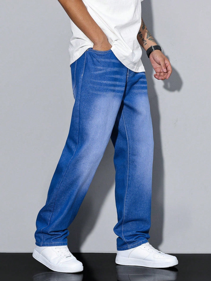 Klart blå jeans med lys udvaskning og kontrastsyninger set fra siden på model med hånd i lommen. 8