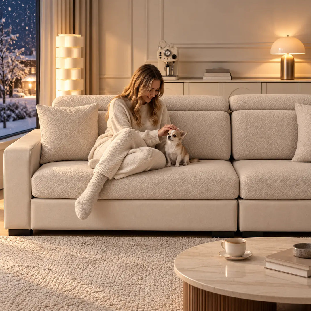 Beige sofaovertræk med kvinde i hyggetøj, der kæler for en lille hund om aftenen 9