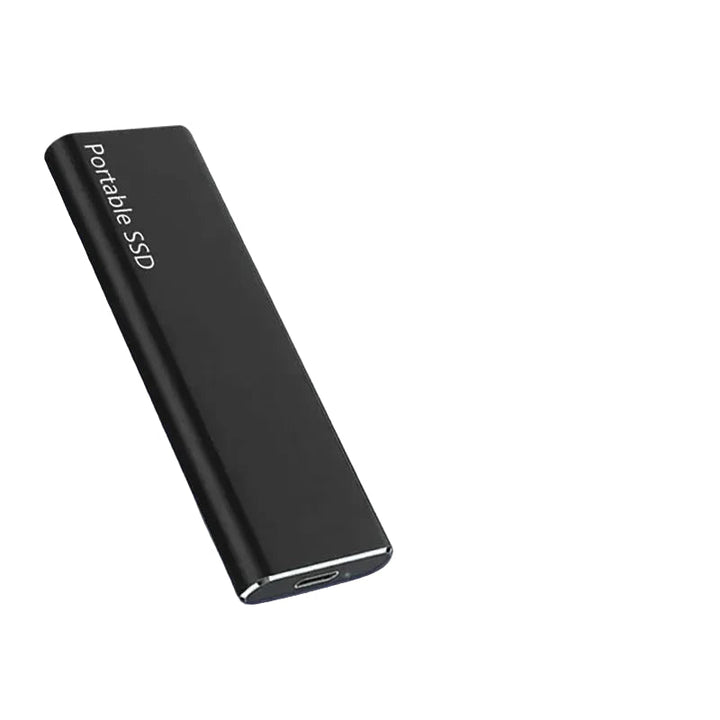 Sort slank ekstern harddisk set skråt fra siden med USB-C-port i den ene ende, fotograferet på hvid baggrund. 1