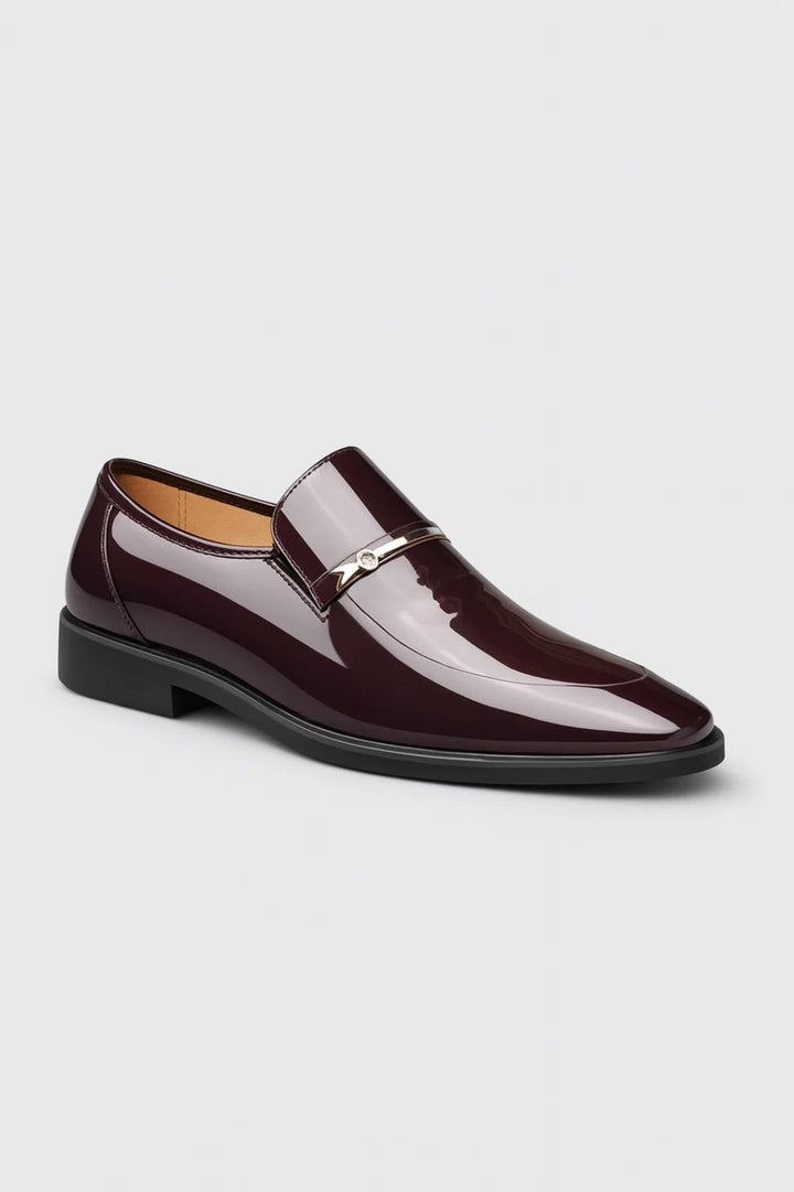 Mørk bordeauxfarvet blank loafer set på skrå forfra med metalstang og lille sten 2