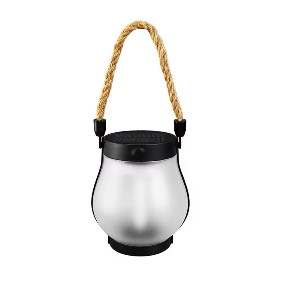 Lanterne med rebhank, sort låg med solcellepanel og matteret glas, frilagt på hvid baggrund uden tændt lys 6