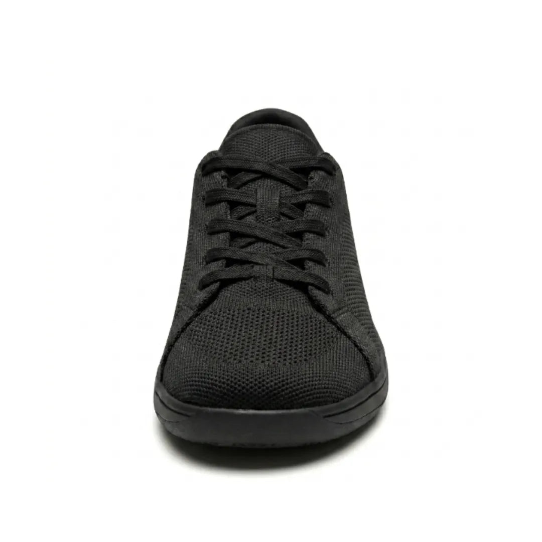 Sort sneaker set lige forfra med krydsede snørebånd, strikket mesh og bred, afrundet tå. 17