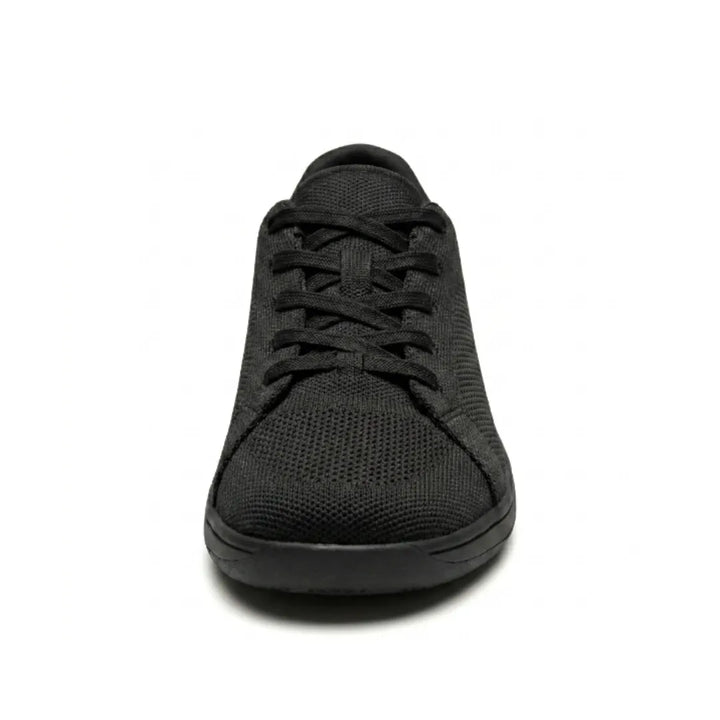 Sort sneaker set lige forfra med krydsede snørebånd, strikket mesh og bred, afrundet tå. 17