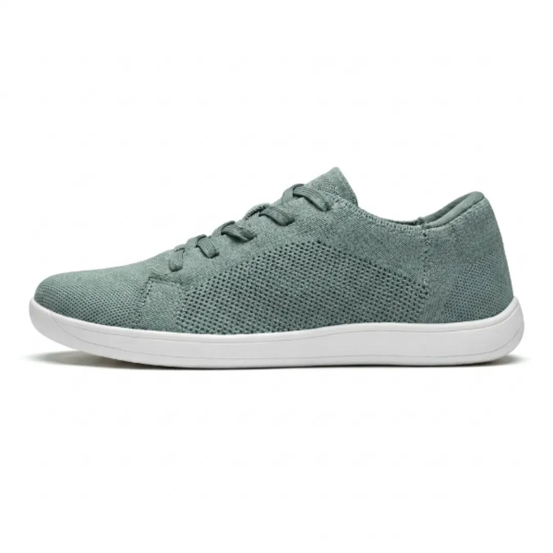 Sidebillede af grøn mesh-sneaker med snørebånd og hvid sål mod hvid baggrund. 28