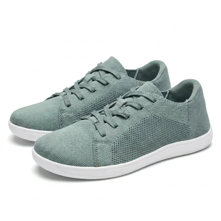Par grønne mesh-sneakers med snørebånd og hvid sål set skråt forfra mod hvid baggrund. 34