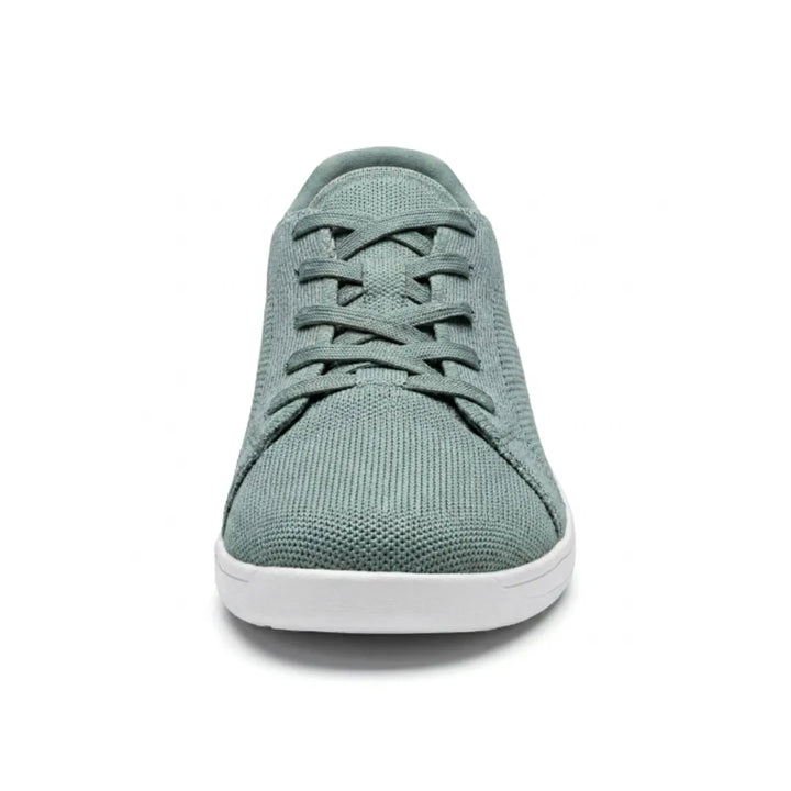 Grøn mesh-sneaker med hvid sål set direkte forfra, så den brede tåboks og snørringen vises. 35