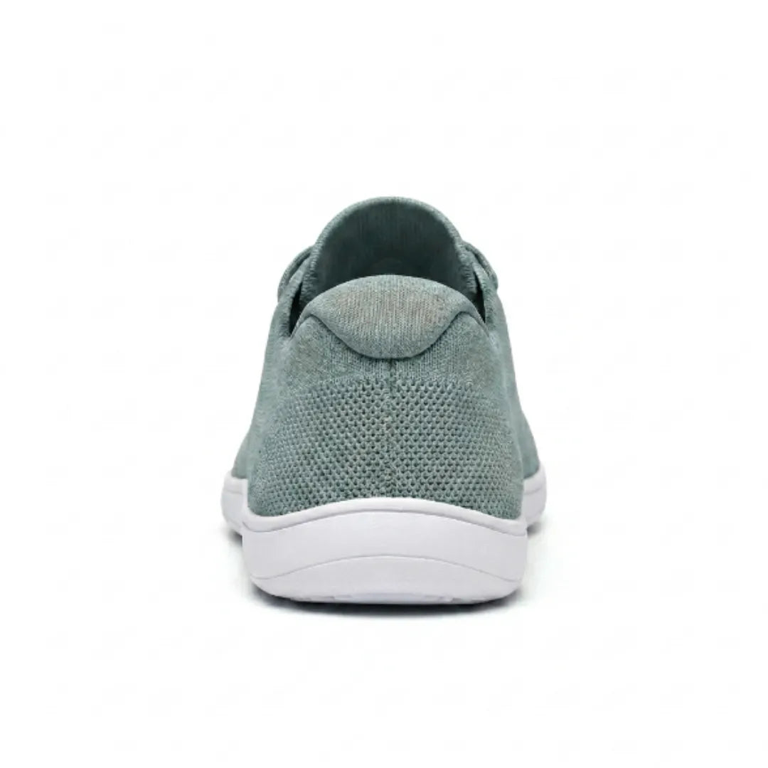 Grøn mesh-sneaker med hvid sål set bagfra med hælkappe og strikket overdel. 36