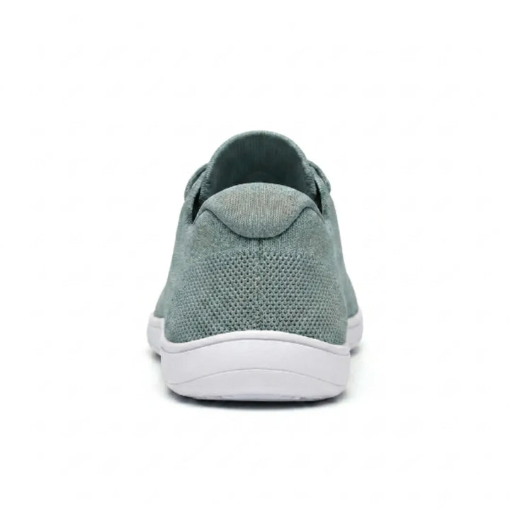 Grøn mesh-sneaker med hvid sål set bagfra med hælkappe og strikket overdel. 36