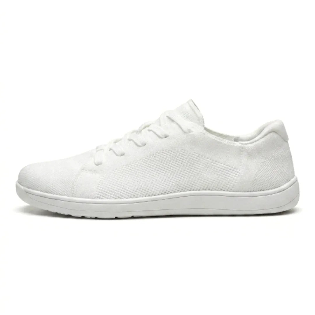 Sidebillede af hvid mesh-sneaker med hvide snørebånd og hvid sål mod hvid baggrund. 37