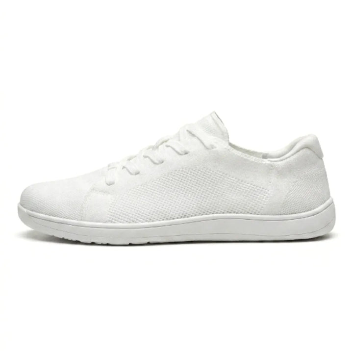 Sidebillede af hvid mesh-sneaker med hvide snørebånd og hvid sål mod hvid baggrund. 37