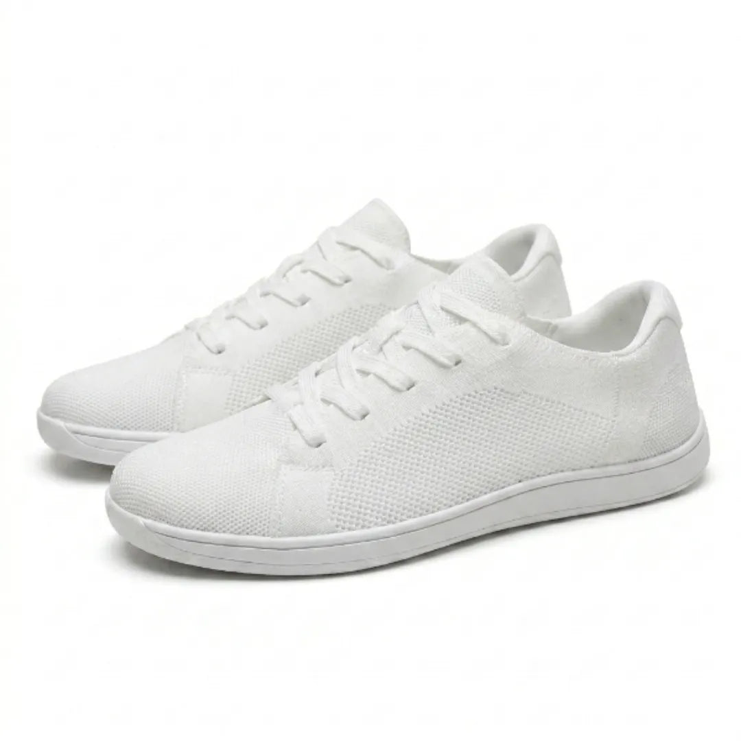 Et par hvide sneakers i åndbart mesh med snørebånd og hvid sål, set på skrå fra siden. 43