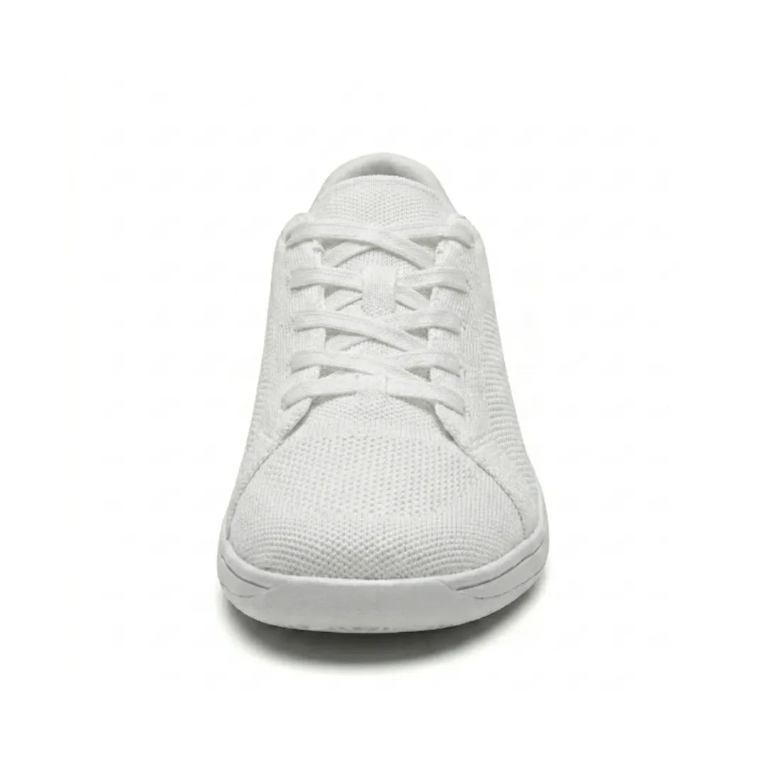 Hvid sneaker i mesh set forfra med snøring og den brede, afrundede tå. 44