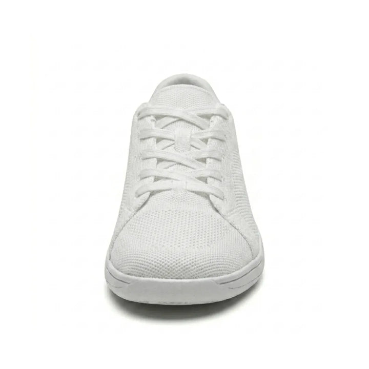 Hvid sneaker i mesh set forfra med snøring og den brede, afrundede tå. 44