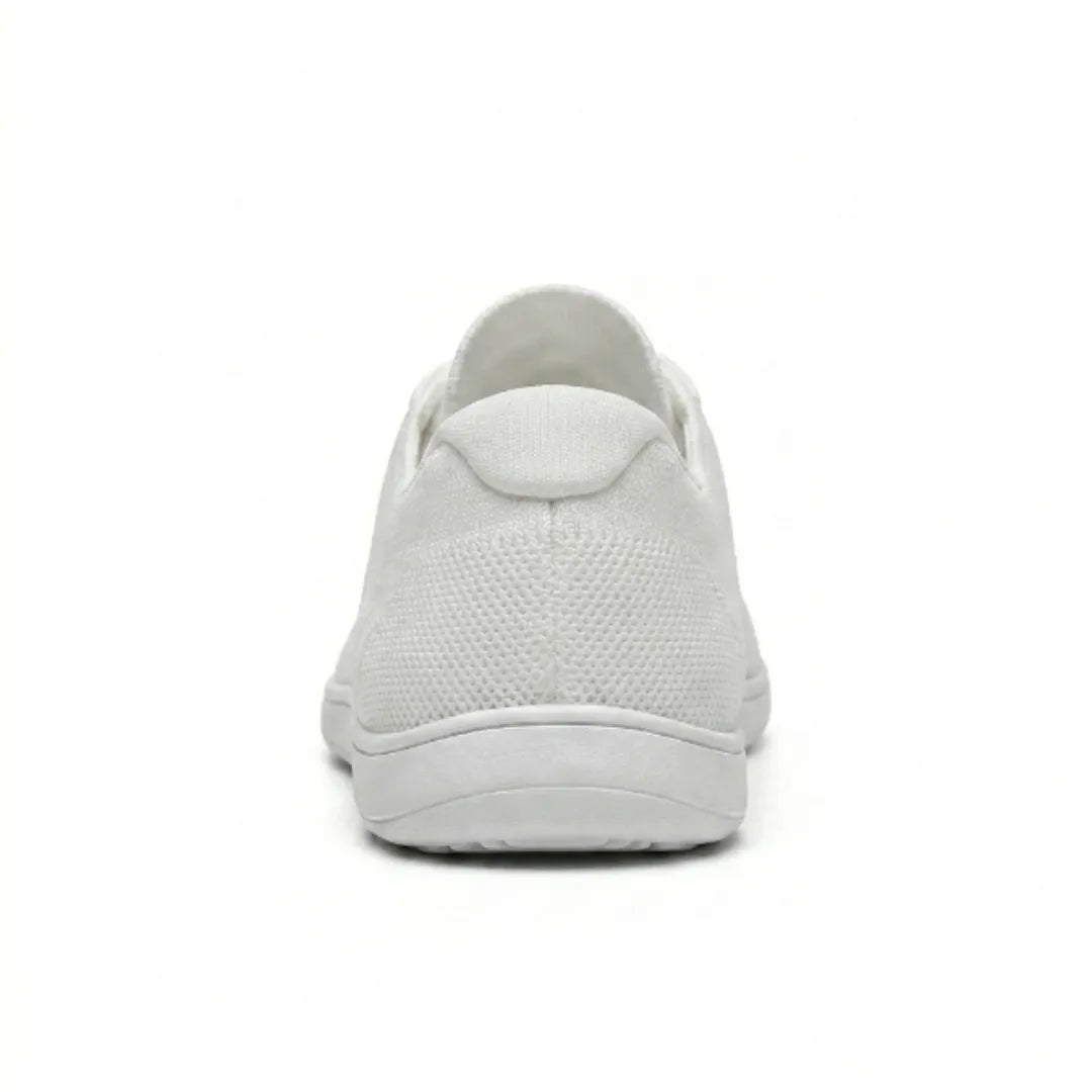 Hvid mesh-sneaker set bagfra med hælkappen og den flade hvide sål. 45