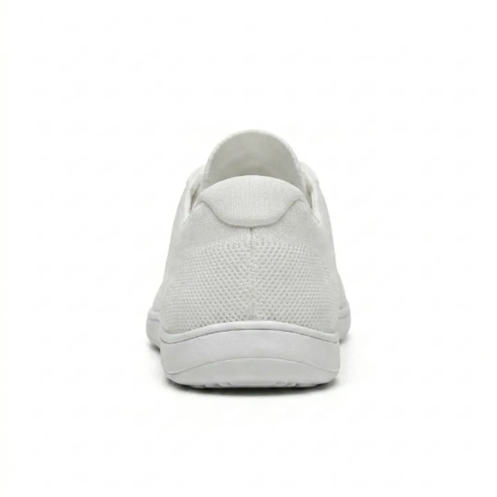 Hvid mesh-sneaker set bagfra med hælkappen og den flade hvide sål. 45