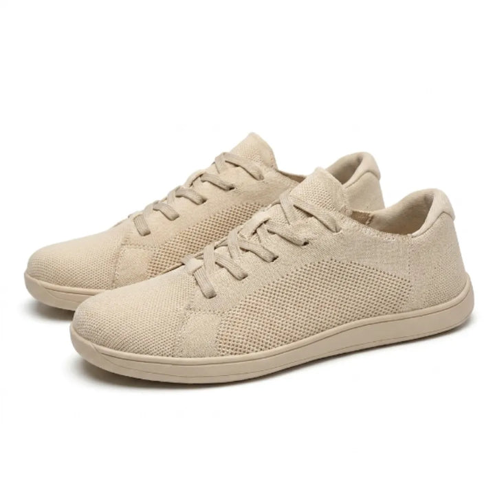 Et par beige strikmesh-sneakers med snørebånd og flad sål, set på skrå forfra på hvid baggrund. 7