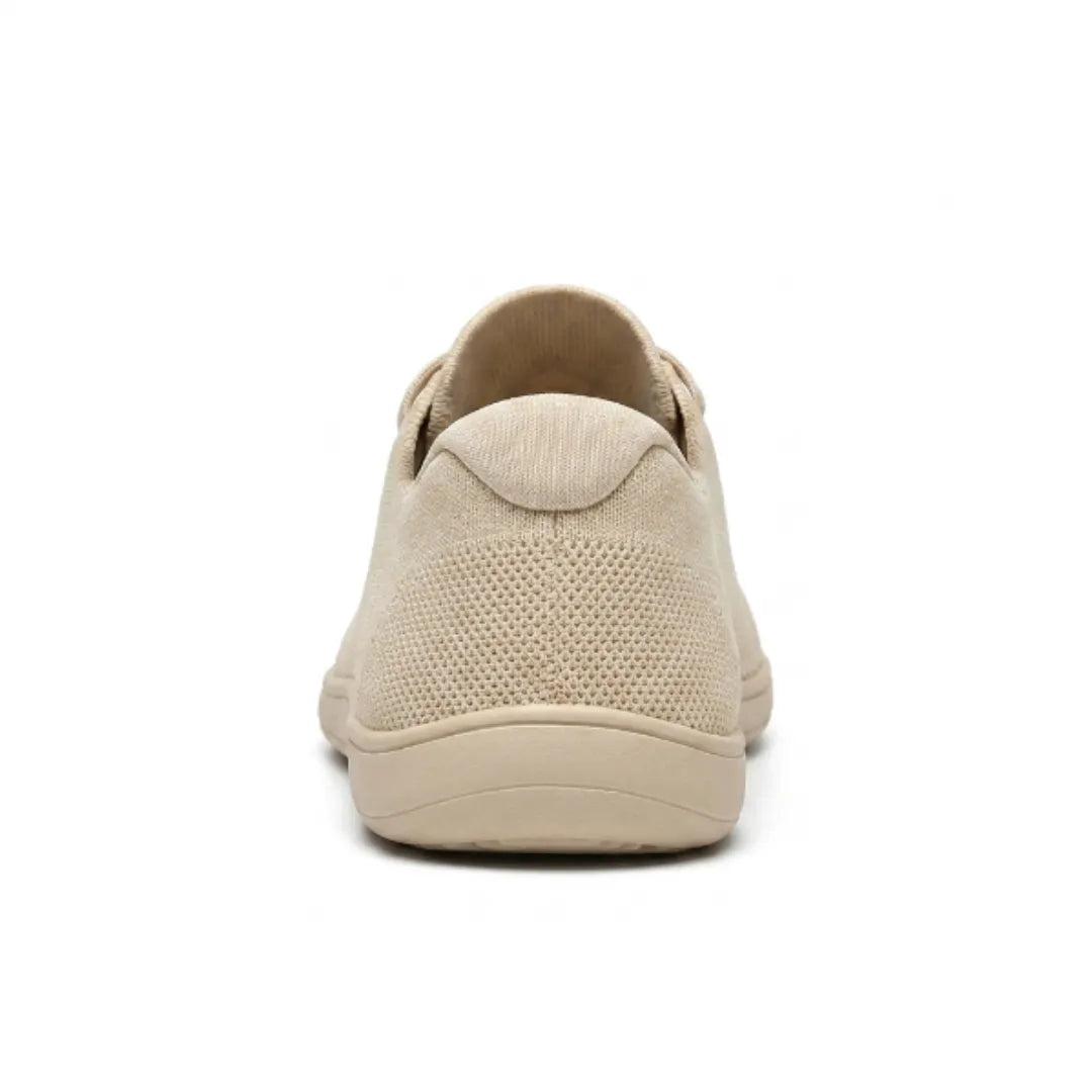 Beige sneaker set bagfra med polstret hælkant, perforeret mesh og flad gummisål. 9