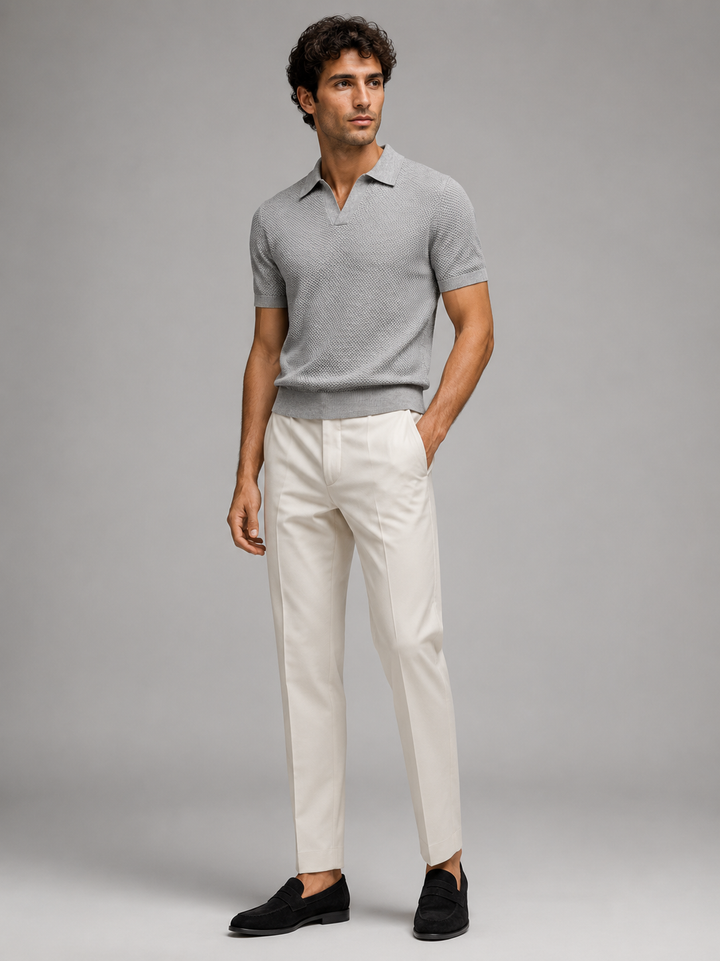Helfigur af model i grå strikpolo med off-white bukser og sorte loafers, set forfra 28