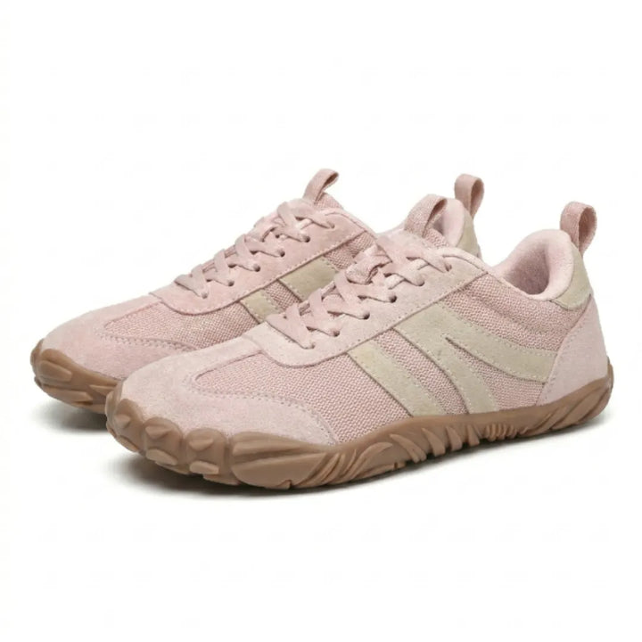 Et par rosa sko med beige striber og snørebånd set skråt forfra på hvid baggrund, med brun gummisål. 16
