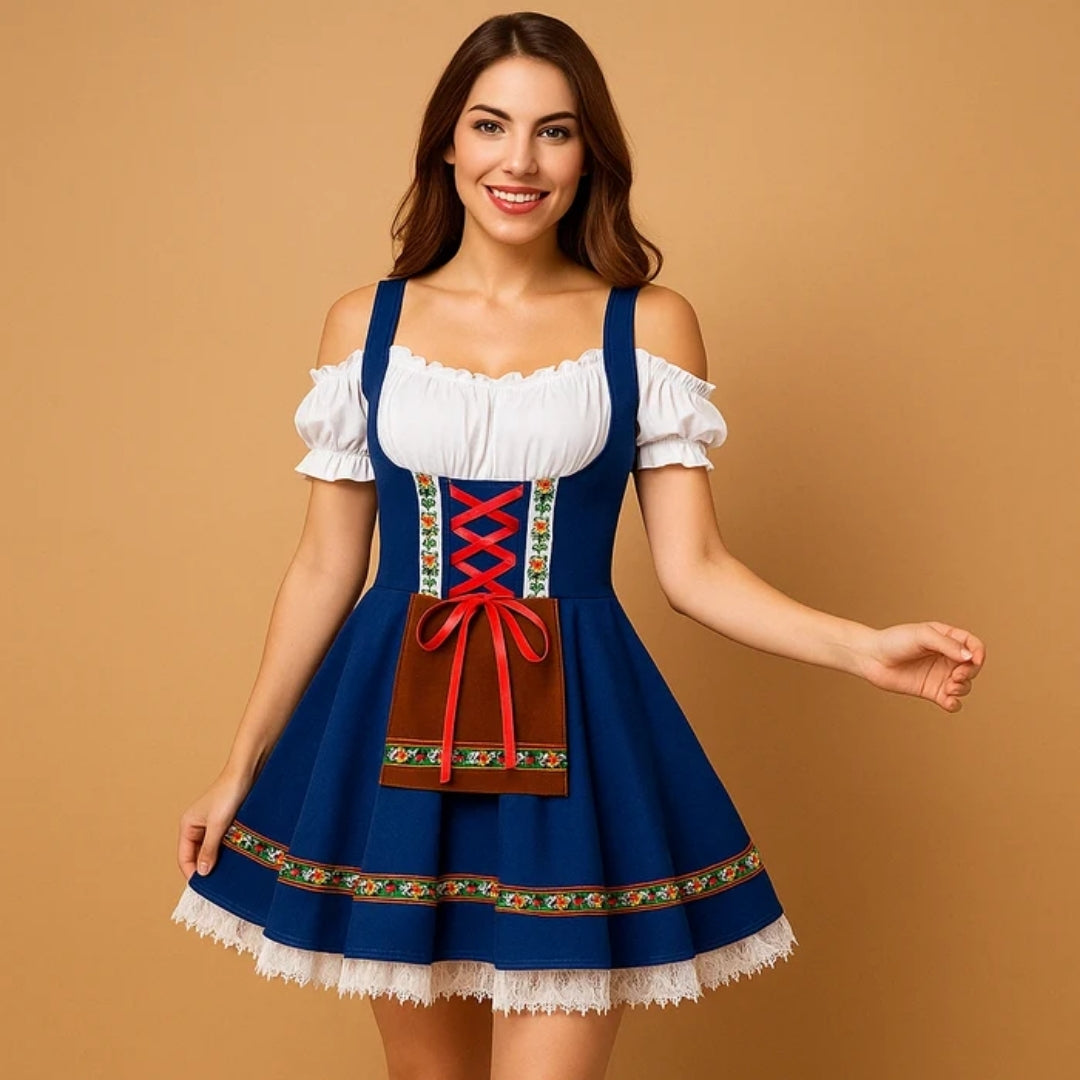 Model i blå dirndl med rød snøring og sløjfe, brunt forklæde, blomsterbort og blondekant, mens hun løfter kjolens skørt. 4