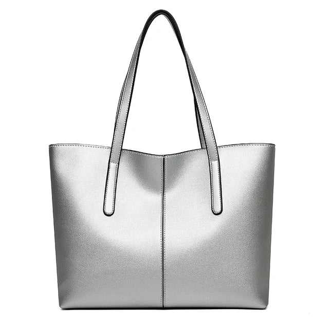 Sølvgrå totebag set forfra mod hvid baggrund med lange stropper og midtersøm 9