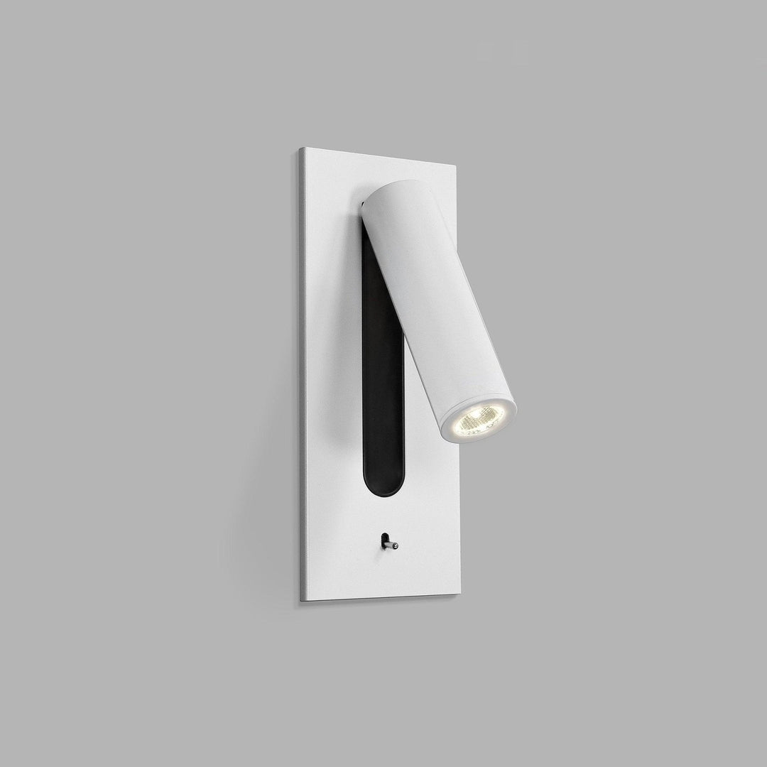 Hvid indbygget væglampe med drejelig cylinderformet LED-spot, tændt, set skråt forfra mod grå baggrund 21