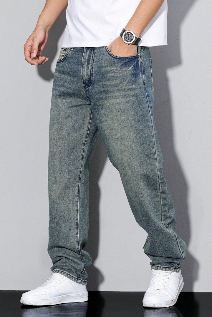 Model i blågrå jeans med slidt udseende, hånd i lommen, hvid t-shirt og sneakers 6