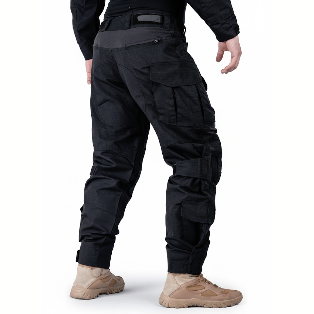 De sorte bukser set bagfra fra den anden side på en model, med lynlåslomme bag, lårlomme og læglomme. 9