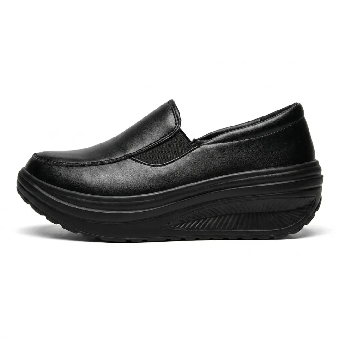 Sort slip-on sko set fra siden med elastikindsats og tyk kilesål med mønster 1
