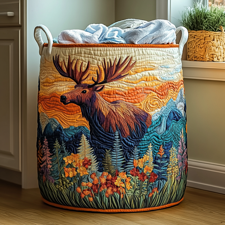Fyldt kurv med quiltet elgmotiv, orange himmel, bjerge og blomster forneden, orange kant og hvide hanke. 6