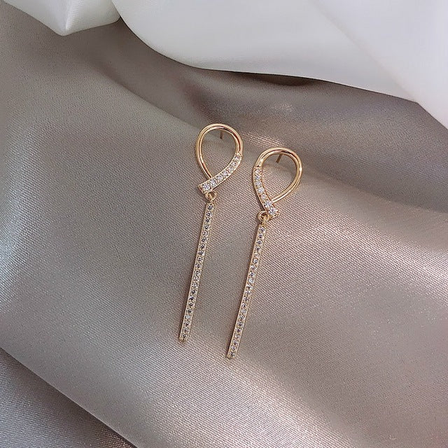 Goldene Ohrringe mit Strass, elegantes Design, langer Stil, Schmuck für Damen.