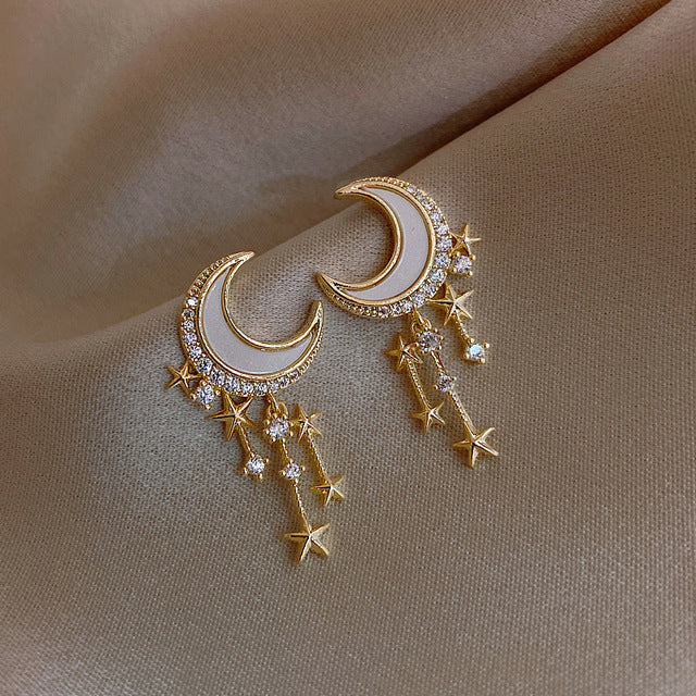 Goldene Mond-Ohrringe mit Sternen und Strasssteinen, eleganter Schmuck für Damen.