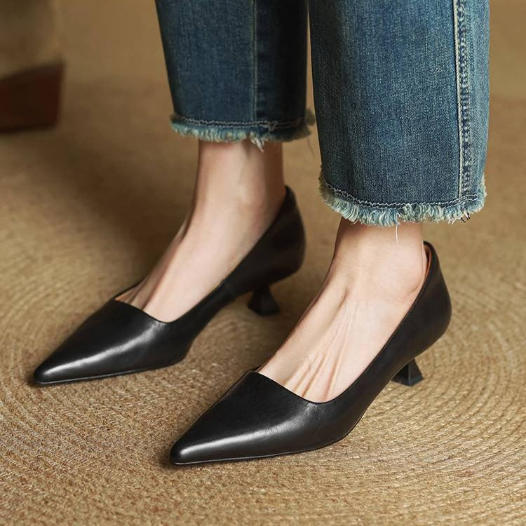 Sorte pumps båret af model i jeans med flossede opslag, set forfra på tæppe 13