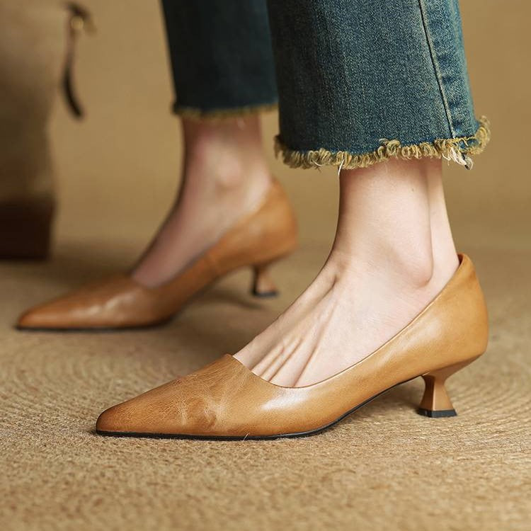 Lysebrune pumps båret af model i jeans med flossede opslag, set fra siden på tæppe 2
