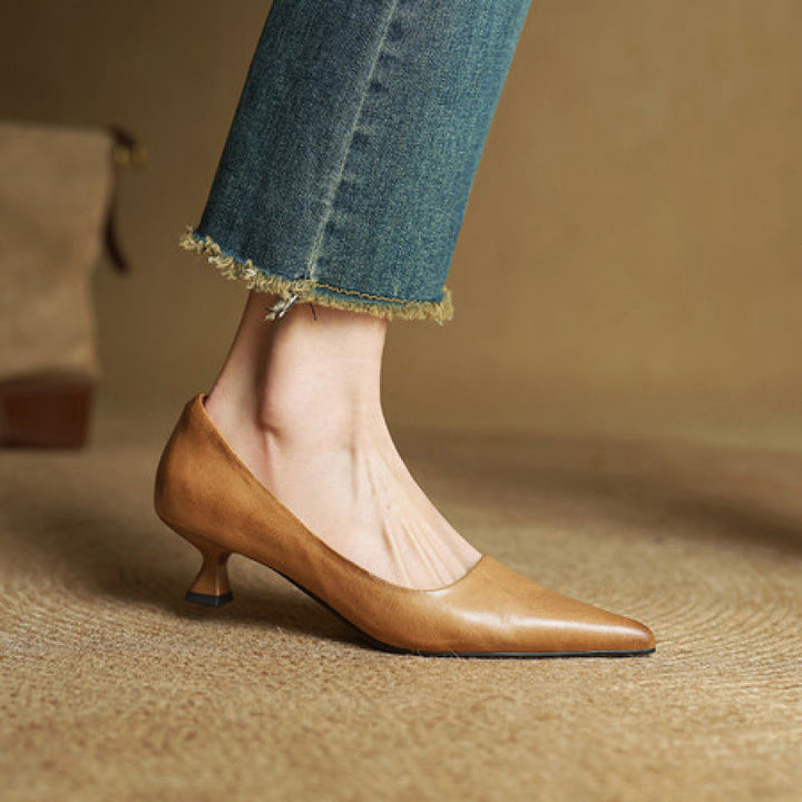 Sidebillede af lysebrun pumps med kittenhæl båret af model i jeans med flosset kant 4