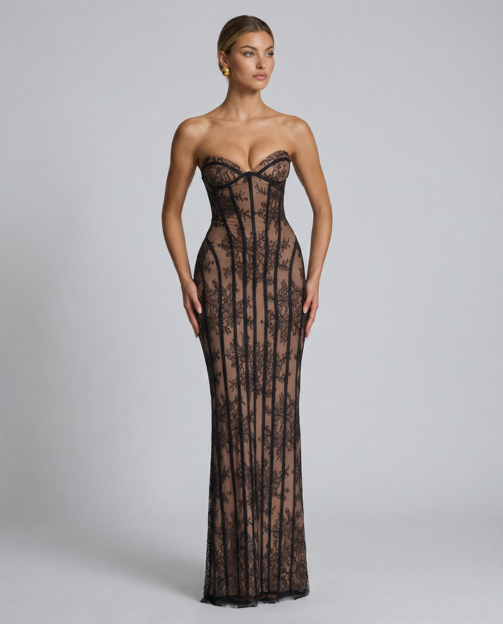 Model i sort blondekjole med hjerteformet bustier, ansigtet drejet til siden og armene langs kroppen. 8
