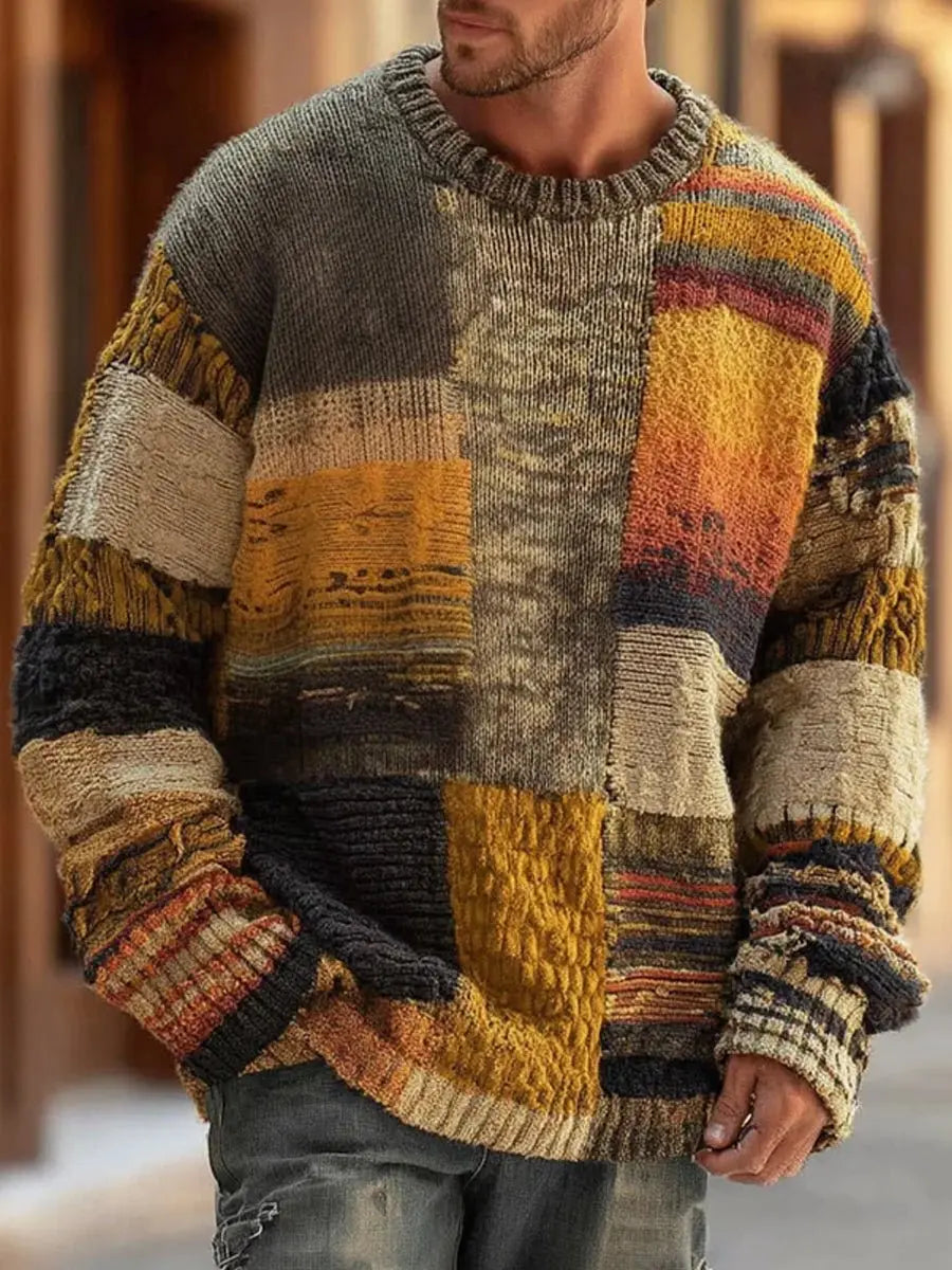 Mand bærer patchwork-sweater i sennepsgul, grå, sort og orange, set forfra på gaden 1