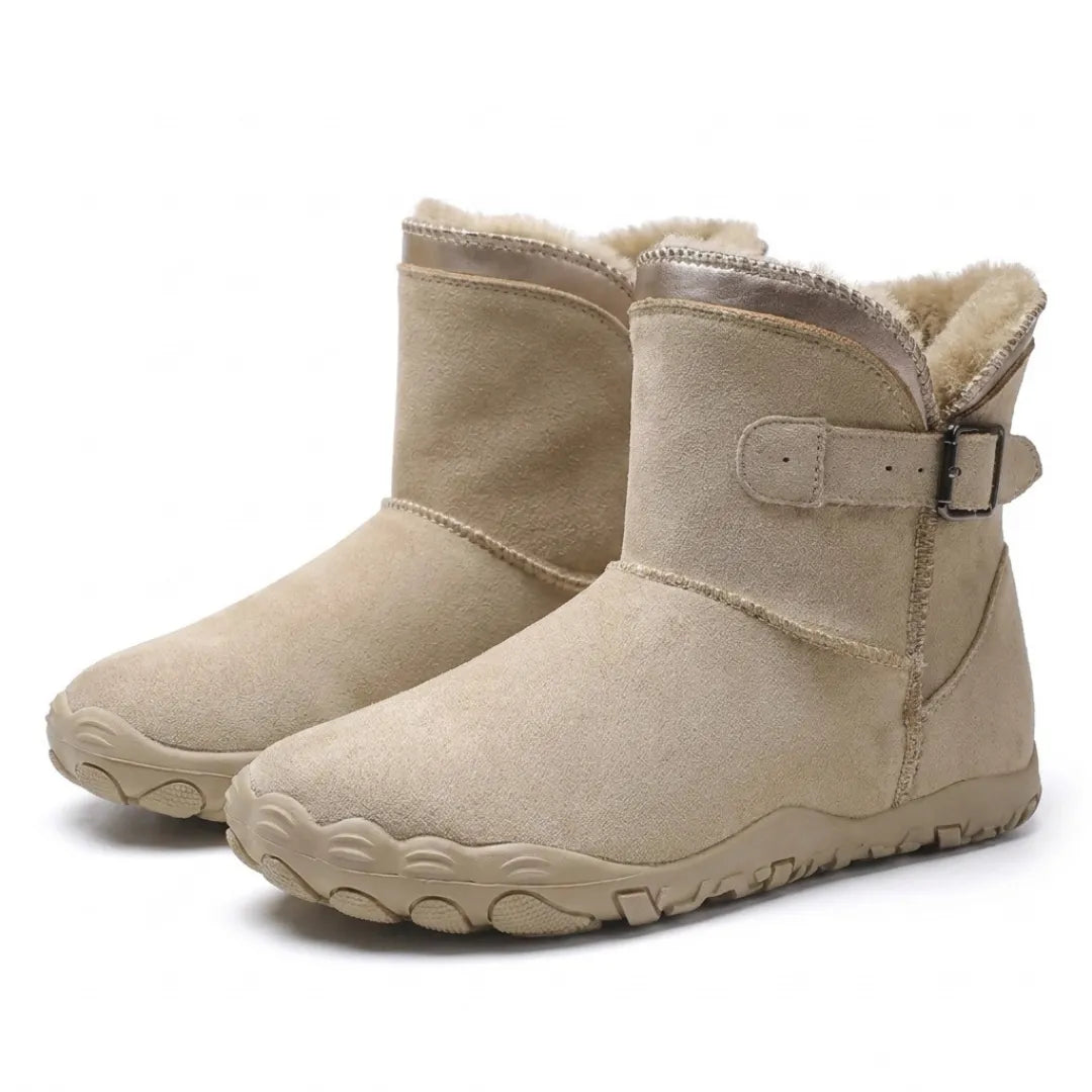 Et par beige ruskindsstøvler med pelsfor og spænde, set skråt forfra 7