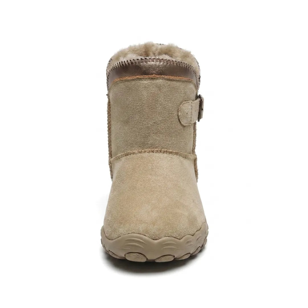 Beige støvle set forfra med bred, afrundet tå, pelsfor i skaftet og spænderem 8