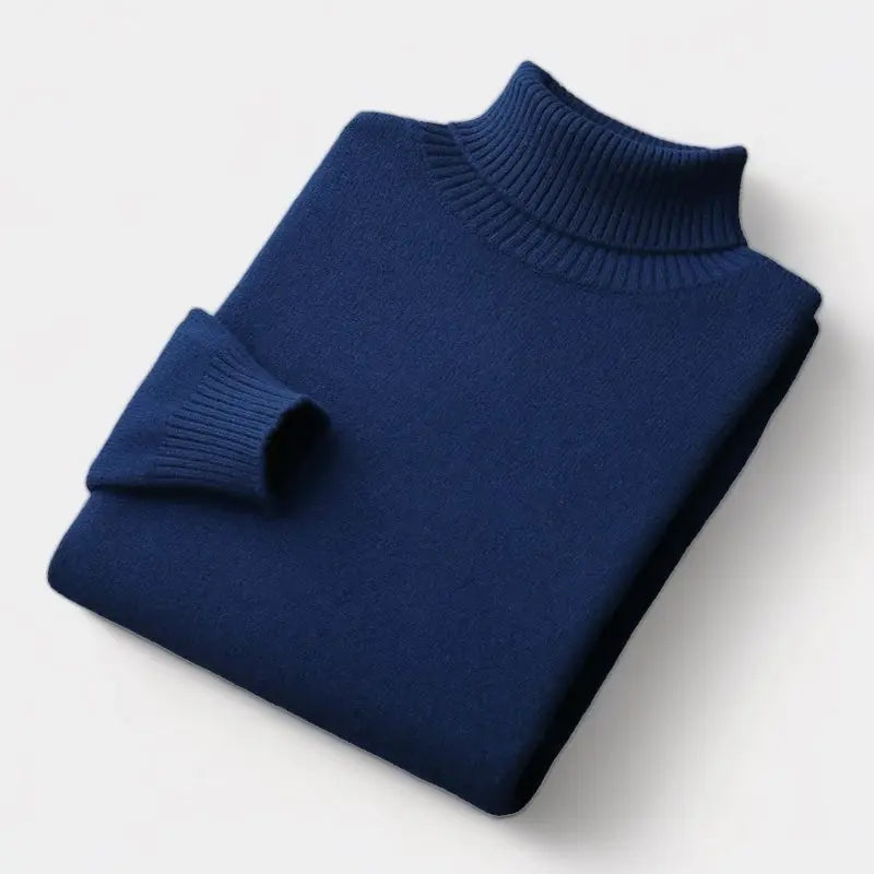 Foldet marineblå rullekravesweater med ribstrikket krave og manchet, liggende på lys baggrund 7