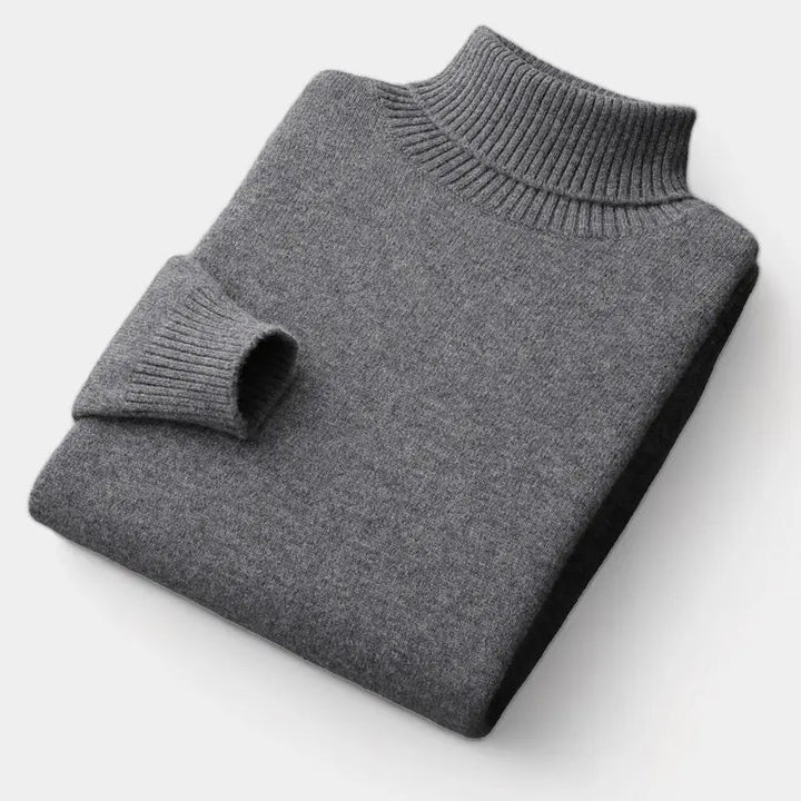 Foldet mørkegrå rullekravesweater, set fra siden med ribstrikket krave og manchet 3