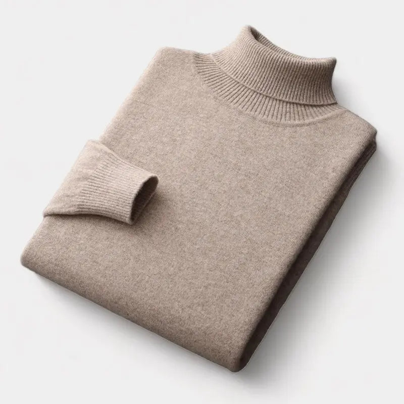 Foldet beige rullekravesweater med ribstrikket krave og manchet, liggende på lys baggrund 8