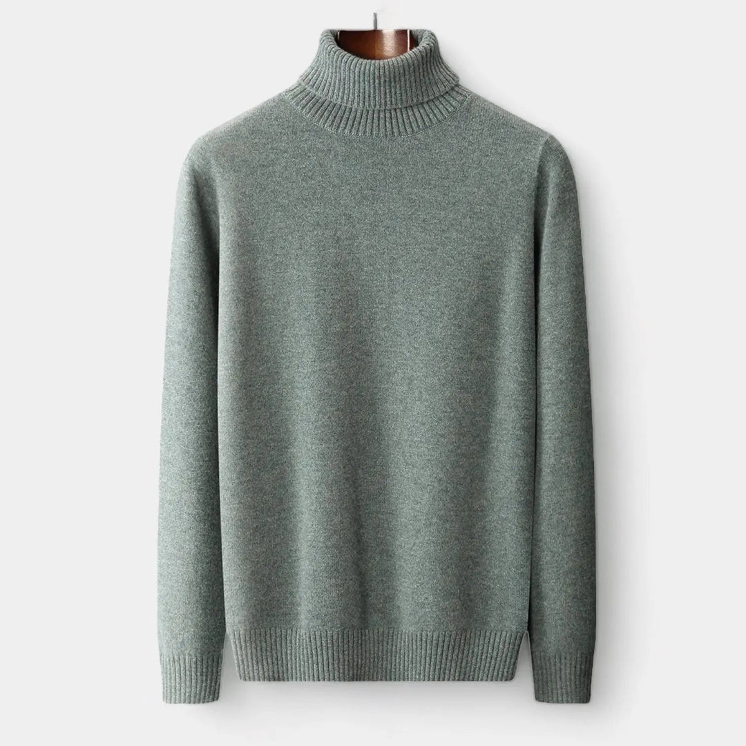 Grøn rullekravesweater set forfra, hængende på bøjle med ribstrikket krave, manchetter og kant 1