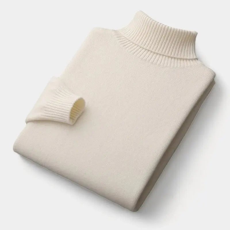 Foldet cremehvid rullekravesweater med ribstrikket krave og manchet, liggende på lys baggrund 4