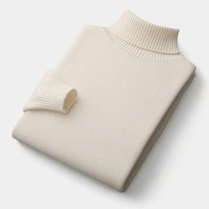 Foldet cremehvid rullekravesweater med ribstrikket krave og manchet, liggende på lys baggrund 4