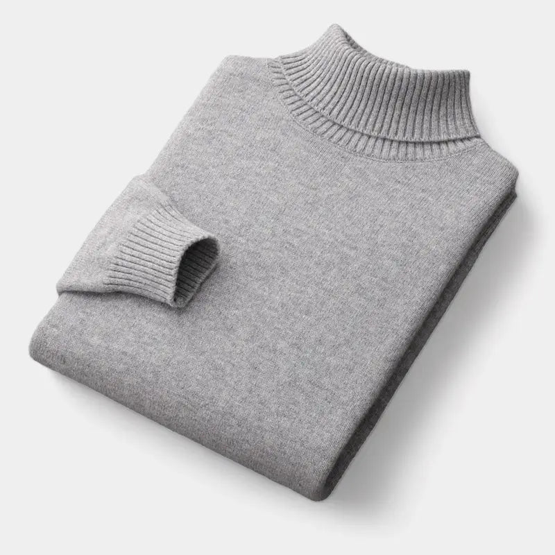 Foldet lysegrå rullekravesweater med ribstrikket krave og manchet, liggende på lys baggrund 6