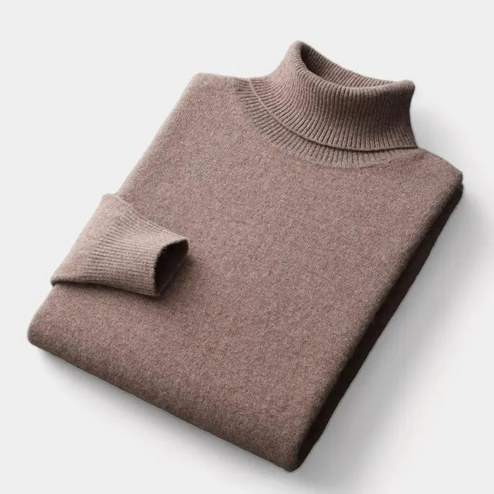 Foldet brun rullekravesweater med ribstrikket krave og manchet, liggende på lys baggrund 9